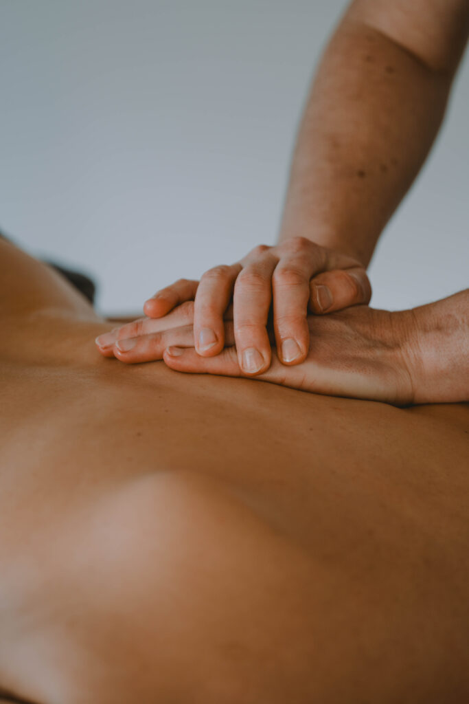 Businessfotografie von Hebamme Melanie Pani bei Massage