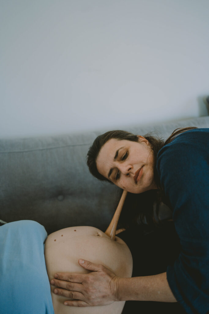 Hebamme Anika Stapf-Förtig bei Schwangerenvorsorge