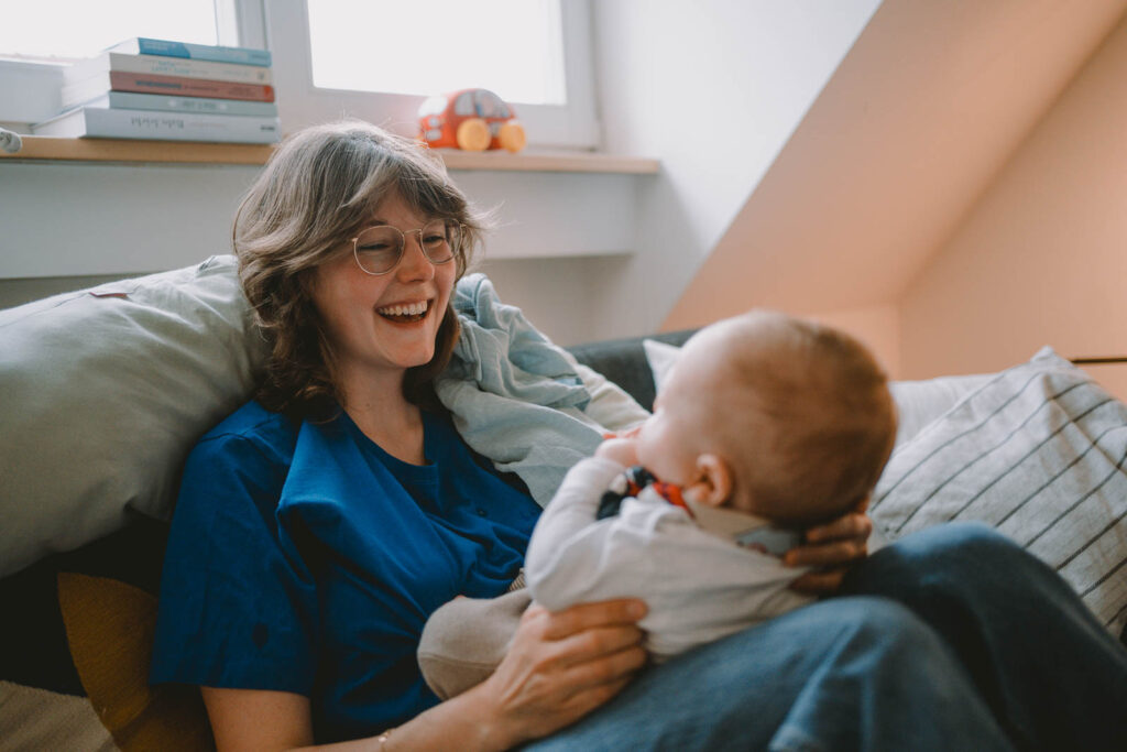 Mutter und Baby bei dokumentarischer Familienfotografie in Aschaffenburg