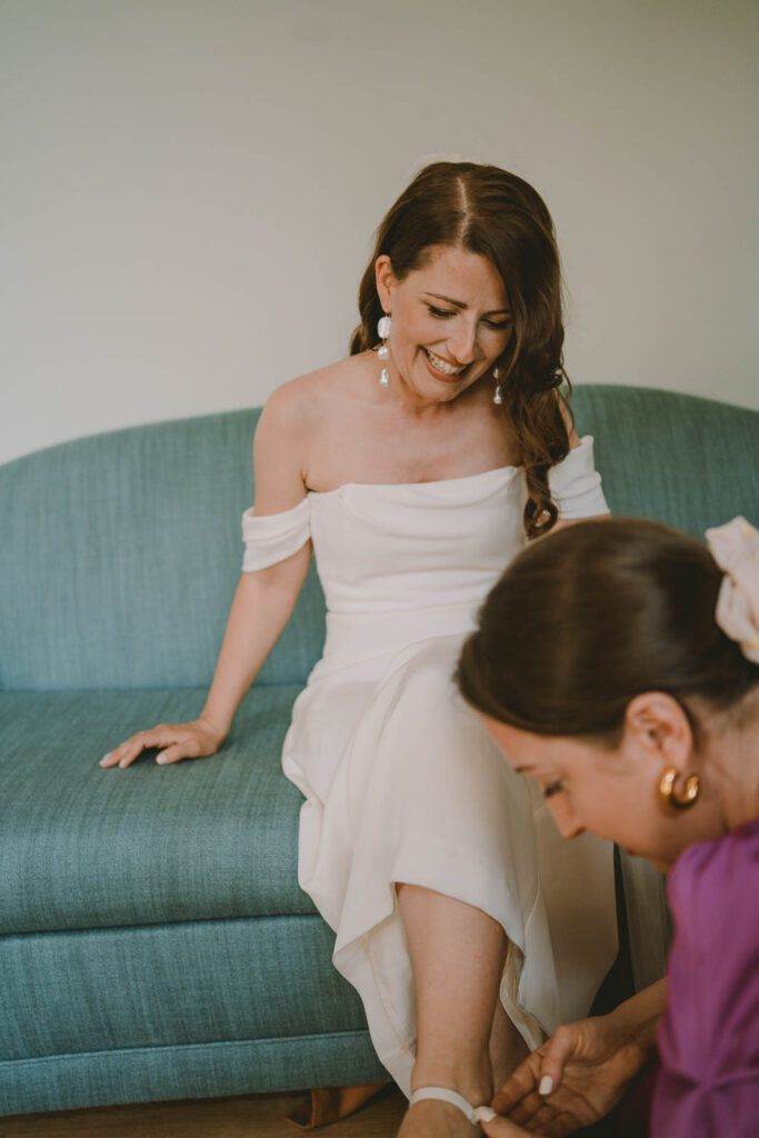 Dokumentarische Hochzeitsfotografie: Getting Ready der Braut