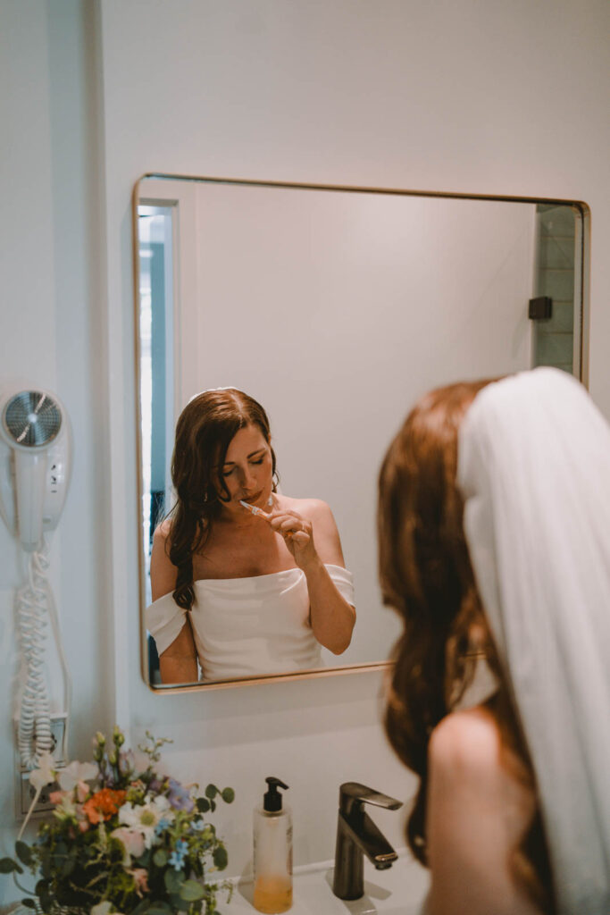 Dokumentarische Hochzeitsfotografie: Getting Ready der Braut