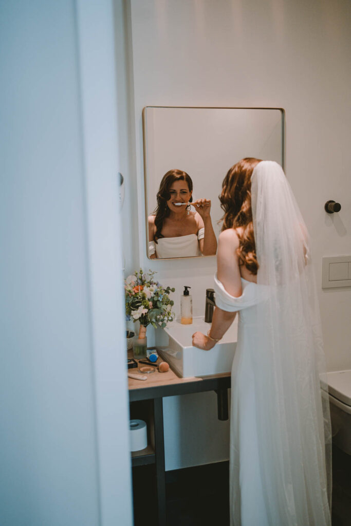 Dokumentarische Hochzeitsfotografie: Getting Ready der Braut