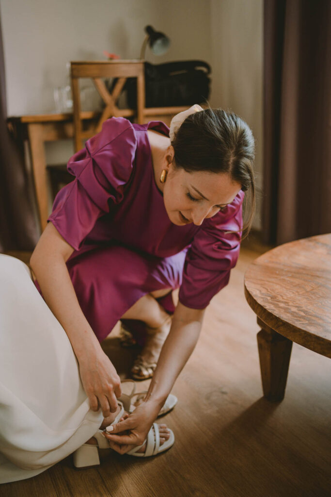 Dokumentarische Hochzeitsfotografie: Getting Ready der Braut