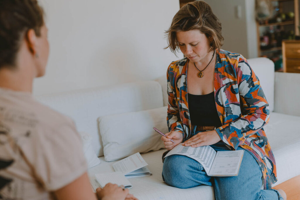Hebamme bei einem Hausbesuch, dokumentiert in einer authentischen Businessreportage