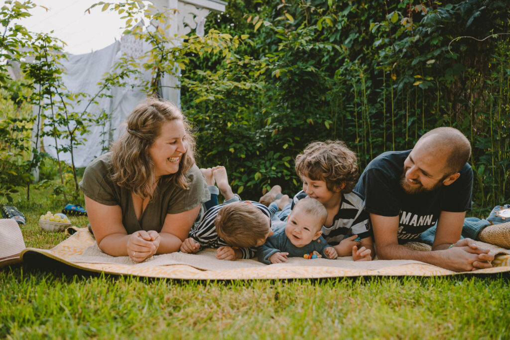 Fünfköpfige Familie, dokumentiert bei Familienreportage in Elsenfeld