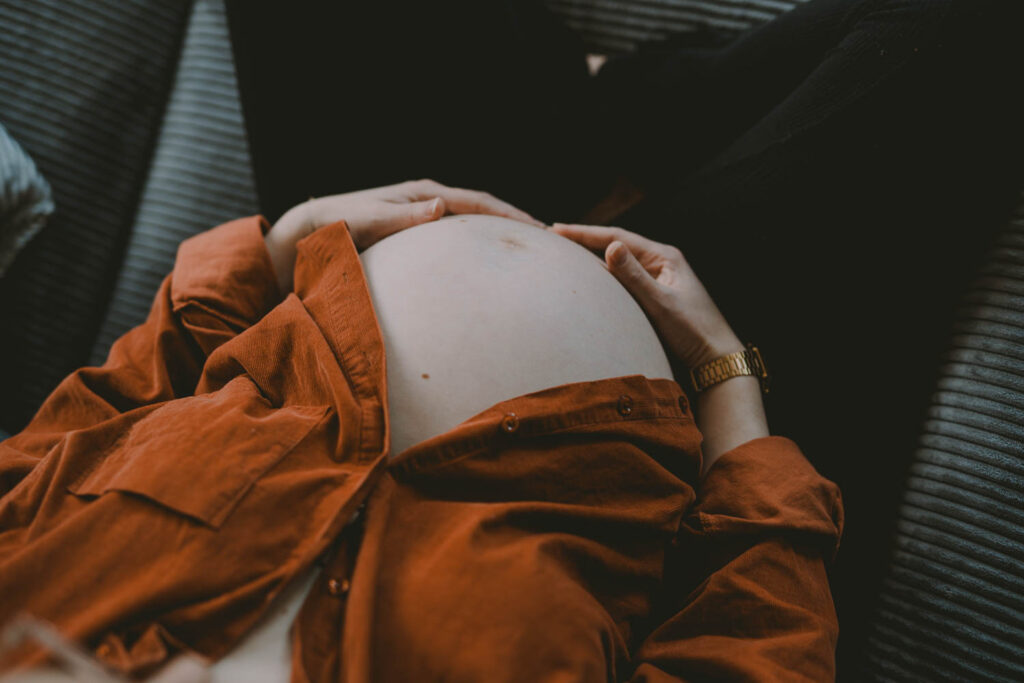 Schwangere Frau auf dem Sofa