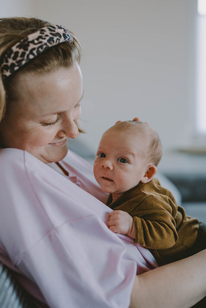Neugeborenes mit Mama im Wochenbett, dokumentiert in Wochenbettreportage