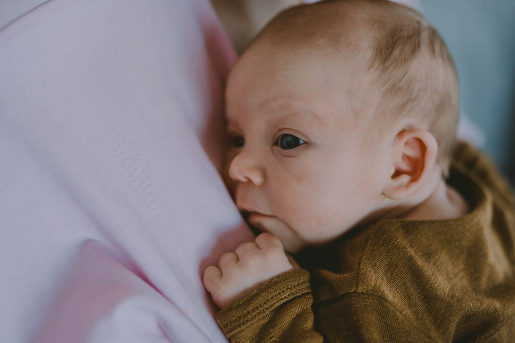Neugeborenes mit Mama im Wochenbett, dokumentiert in Wochenbettreportage